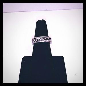 Silver tone chain link detail ring. size 7